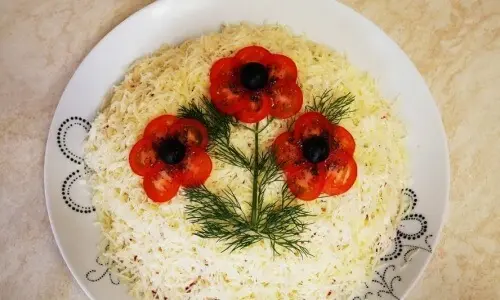 Салат с курицей и грибами Маки