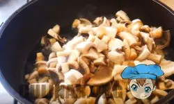 Обжариваем грибы