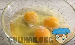Разбить яйца в миску и перемешать