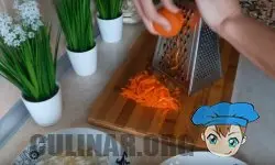 Натираем морковь