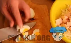 Нарезать мелкими кубиками яйца