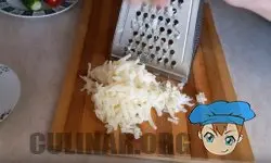 Натираем отварной картофель