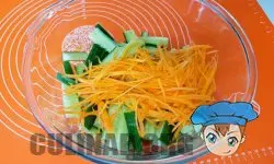 Натираем морковь на терке по корейски