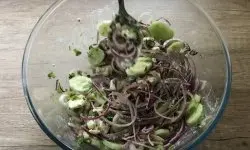 Салат огурцы с необычной заправкой за 5 минут