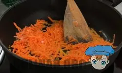 Натираем и обжариваем морковь.