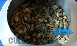 Первый слой выкладываем грибы.