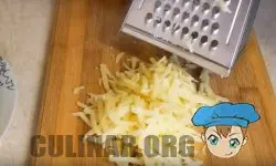 Отварить картофель и натереть на крупной терке.