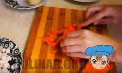 Нарезаем морковь средними кусочками.