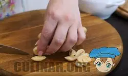 Нарезать грибочки небольшими пластинками.