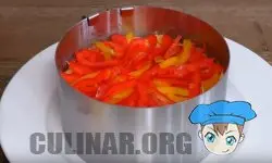 Нарежьте болгарский перец стружкой и выложите его во круг салата.