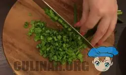 Нарезаем зеленый лук.