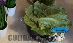 Выкладываем листья салата и переворачиваем кулинарное кольцо.