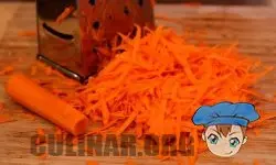 Натираем свежею морковь.