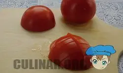 Нарезаем помидоры ломтиками.