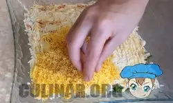 Седьмой слой— покрываем всю поверхность желтками.