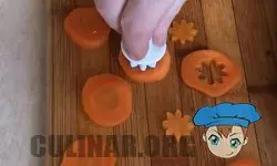 Нарезаем морковь кружками и делаем цветочки.