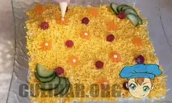 Раскладываем украшение по салату.