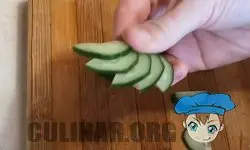 С огурчика делаем лепесточки.