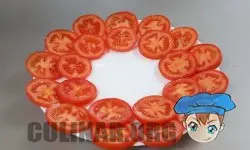 На тарелку выкладываем помидоры.