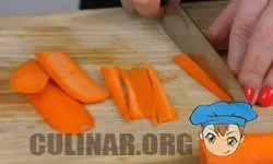 Нарезаем морковь на пластинки, затем треугольниками.