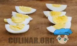 Отварные яйца нарезаем на четвертинки.