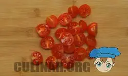 Нарезаем помидоры черри 10 штук на половинки.