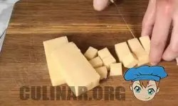 Сыр нарезаем кубиками.