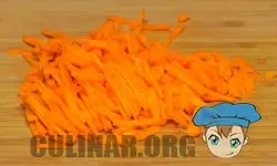 Нарезаем морковь стружкой.