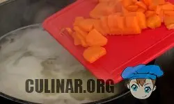 Нарезаем отваренное морковь.