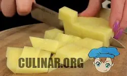 Нарезаем картофель мелкими кубиками.