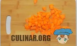 Нарезаем морковку на маленькие и тонкие дольки.