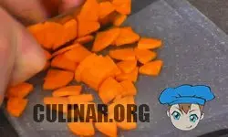 Нарезаем сырую морковь небольшими дольками.