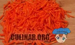 Морковку нарезаем соломкой.