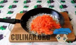 Нарезаем морковь и добавляем к луку.