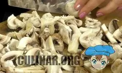 Нарезаем грибы.