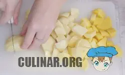 Картошку нарезаем небольшими кубиками.