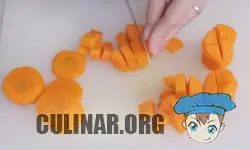 Нарезаем морковку небольшими кубиками.