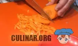Нарезаем морковь тонкой стружкой.