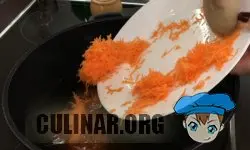 Натертую морковь добавляем в бульон.