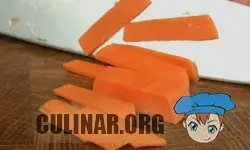Нарезаем морковь.