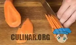 Нарезаем морковку не слишком длинной, но тонкой соломкой.