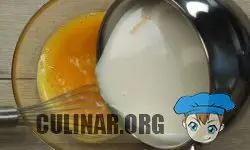 Выливаем молоко к яйцам.