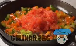 Нарезаем помидоры кубиками и добавляем их на сковороду.