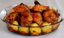 Запеченные куриные бедрышки с картошкой