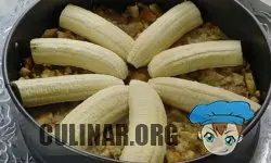 Нарезаем бананы и укладываем их поверх печенья.