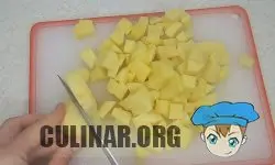 Нарезаем картофель кубиками.