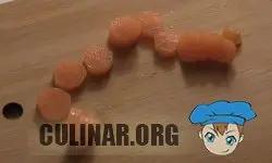 Нарезаем тонкими кружочками морковку.