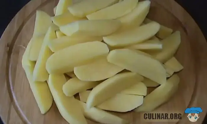 Филе индейки с картофелем и луком в соусе под сыром в духовке