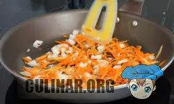 Нарезаем репчатый лук и натираем морковь.