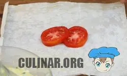На лаваш выкладываем два кружочка из помидора.